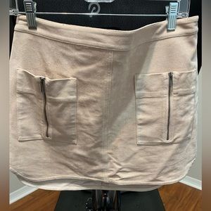 NWOT BCBGMaxAzria light pink tan polyester mini skirt - size Medium